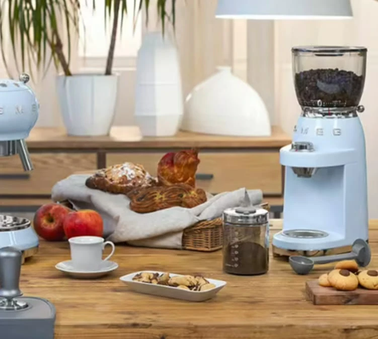 Set Petit-Déjeuner Machine Expresso ECF01PBEU Et Moulin à Café CGF01PBEU Bleu Azur - SMEG – Image 4