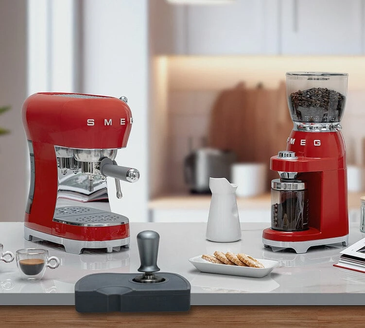 Set Petit-Déjeuner Machine Expresso ECF01RDEU Et Moulin à Café CGF01RDEU Rouge - SMEG – Image 2