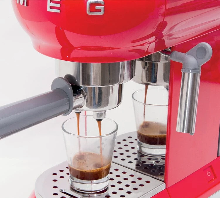 Set Petit-Déjeuner Machine Expresso ECF01RDEU Et Moulin à Café CGF01RDEU Rouge - SMEG – Image 3